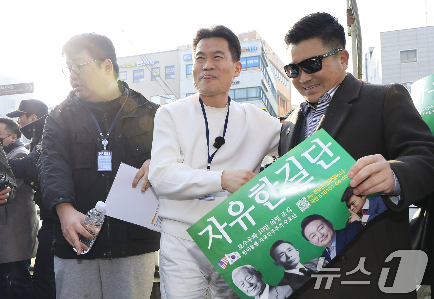 (서울=뉴스1) 박정호 기자 = 이재명 대통령과 김현지 청와대제1부속실장에 대한 허위 사실을 유포한 혐의로 고발된 한국사 강사 출신 보수 유튜버 전한길 씨가 12일 오전 서울시 동 …