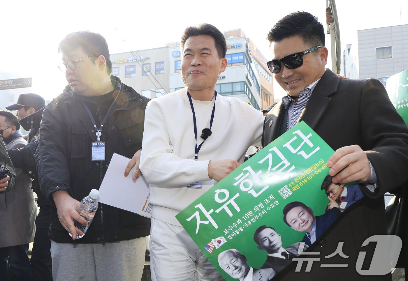 본문 이미지 - 이재명 대통령과 김현지 청와대제1부속실장에 대한 허위 사실을 유포한 혐의로 고발된 한국사 강사 출신 보수 유튜버 전한길 씨가 12일 오전 서울시 동작구 노량진로 동작경찰서로 피의자 신분 첫 소환 조사에 출석하며 입장을 밝히고 있다. 2026.2.12 ⓒ 뉴스1 박정호 기자