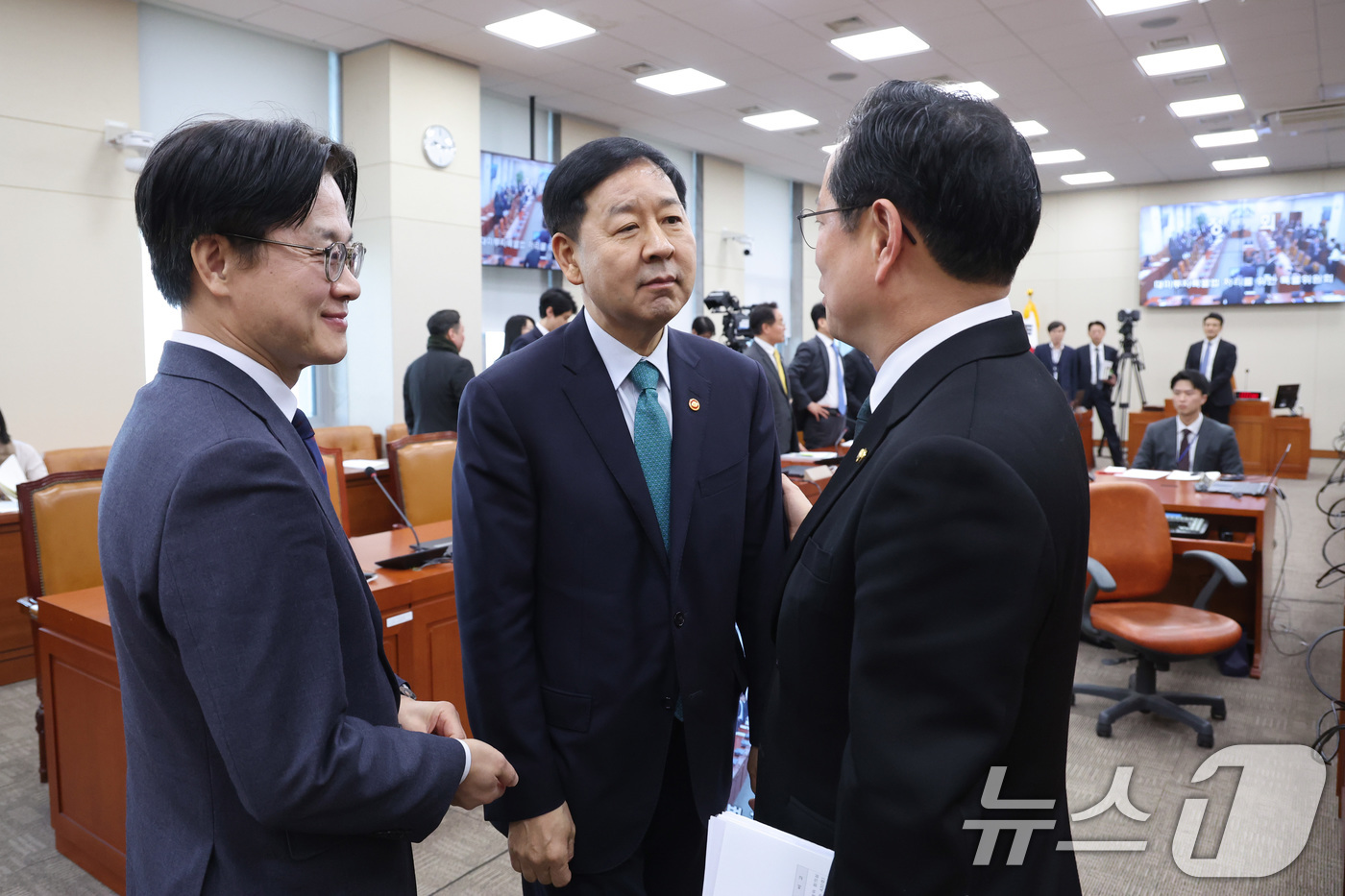 (서울=뉴스1) 신웅수 기자 = 구윤철 경제부총리 겸 재정경제부 장관과 김정관 산업통상부 장관이 12일 서울 여의도 국회에서 열린 대미투자특별법처리를위한특별위원회 전체회의에서 박수 …