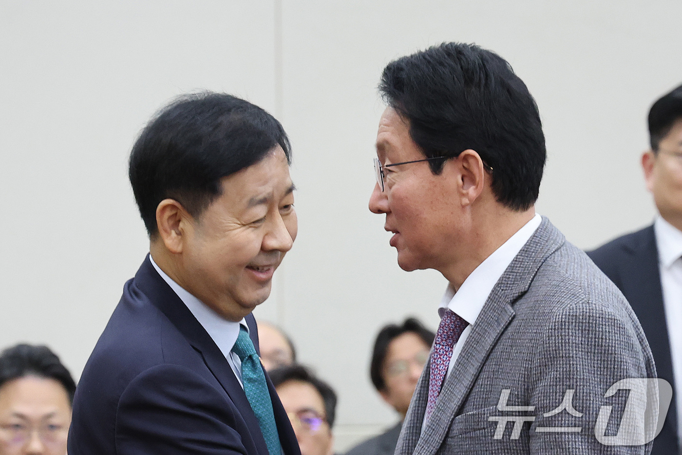 (서울=뉴스1) 신웅수 기자 = 구윤철 경제부총리 겸 재정경제부 장관이 12일 서울 여의도 국회에서 열린 대미투자특별법처리를위한특별위원회 전체회의에서 김상훈 위원장과 대화하고 있다 …