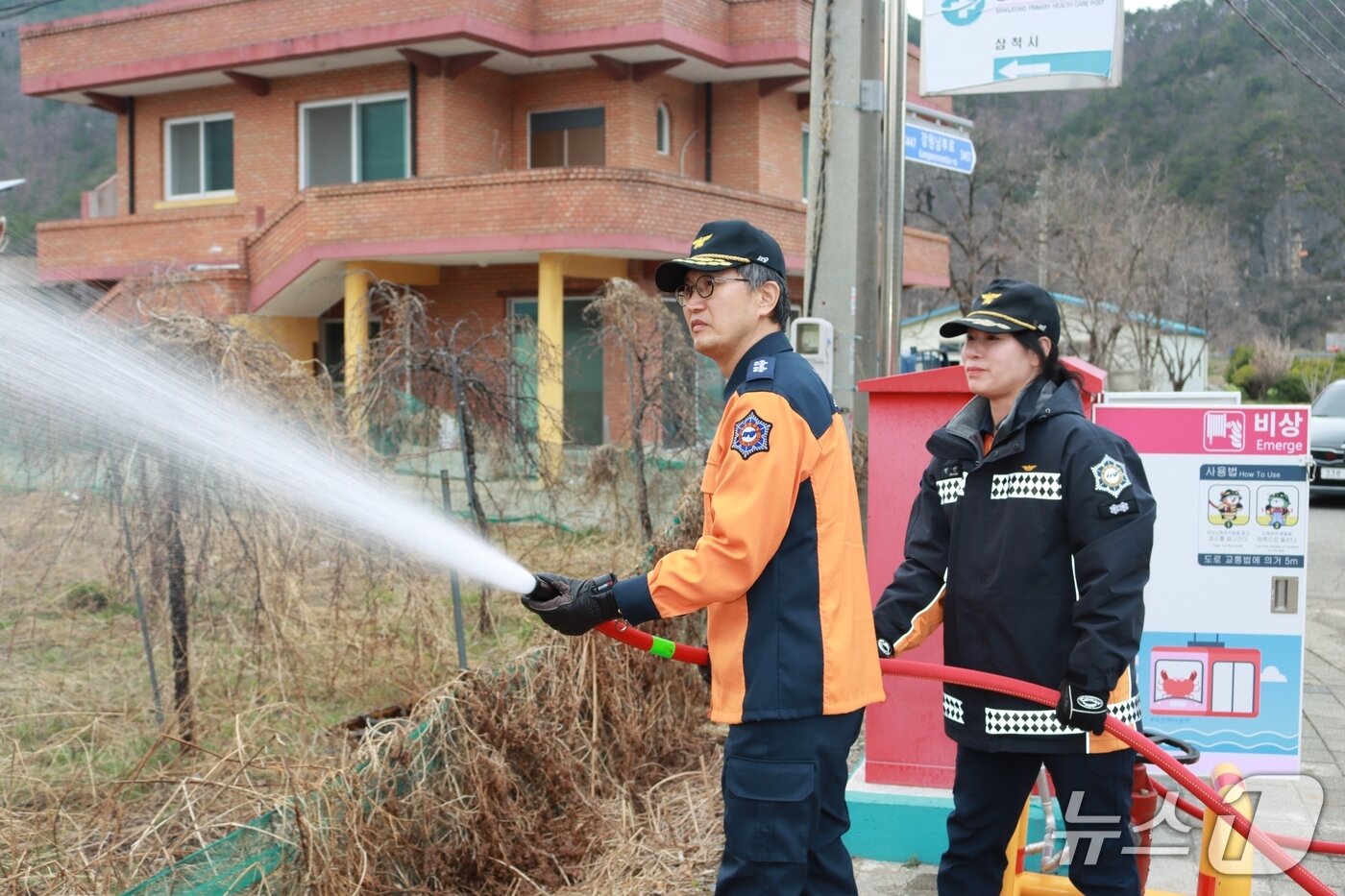 본문 이미지 - 김승룡 소방청장 직무대행이 강원본부장 재직 당시 현장에서 예비주수를 하고 있다.(소방청 제공)