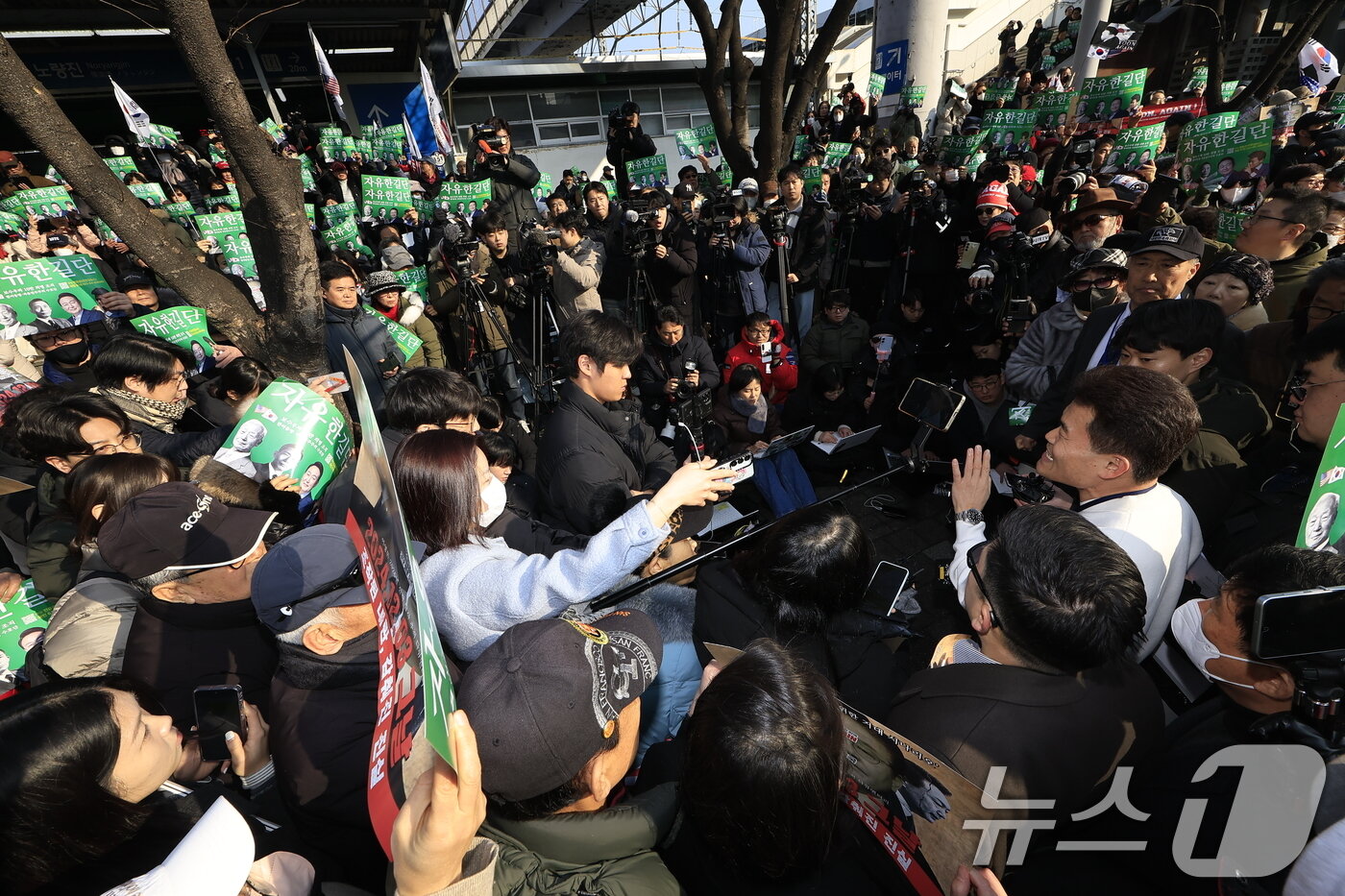 본문 이미지 - 이재명 대통령과 김현지 청와대제1부속실장에 대한 허위 사실을 유포한 혐의로 고발된 한국사 강사 출신 보수 유튜버 전한길 씨가 12일 오전 서울시 동작구 노량진역 앞에서 피의자 신분 경찰 첫 소환 조사 출석에 앞서 입장을 밝히고 있다. 2026.2.12 ⓒ 뉴스1 박정호 기자