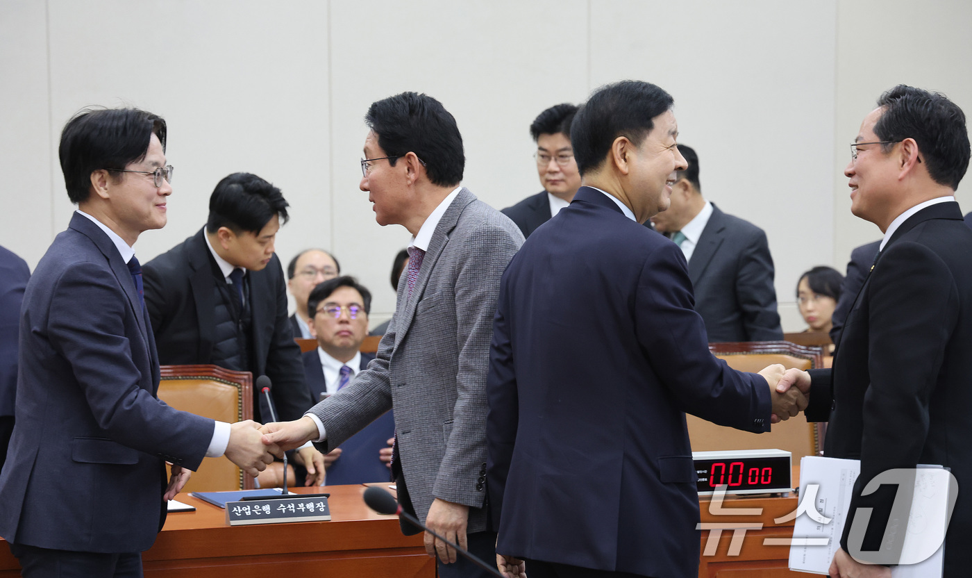 (서울=뉴스1) 신웅수 기자 = 구윤철 경제부총리 겸 재정경제부 장관과 김정관 산업통상부 장관이 12일 서울 여의도 국회에서 열린 대미투자특별법처리를위한특별위원회 전체회의에서 의원 …