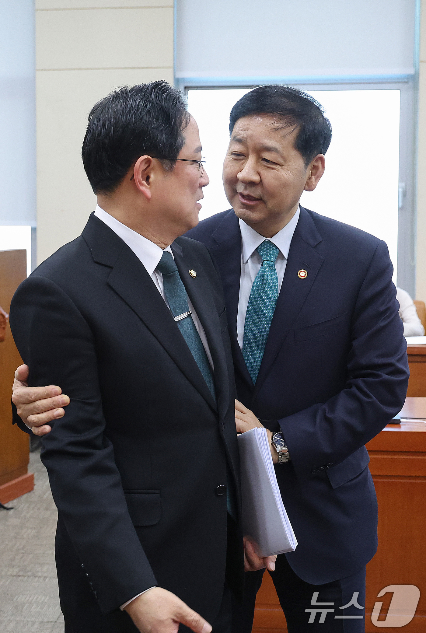 (서울=뉴스1) 신웅수 기자 = 구윤철 경제부총리 겸 재정경제부 장관이 12일 서울 여의도 국회에서 열린 대미투자특별법처리를위한특별위원회 전체회의에서 박수영 국민의힘 간사와 대화하 …