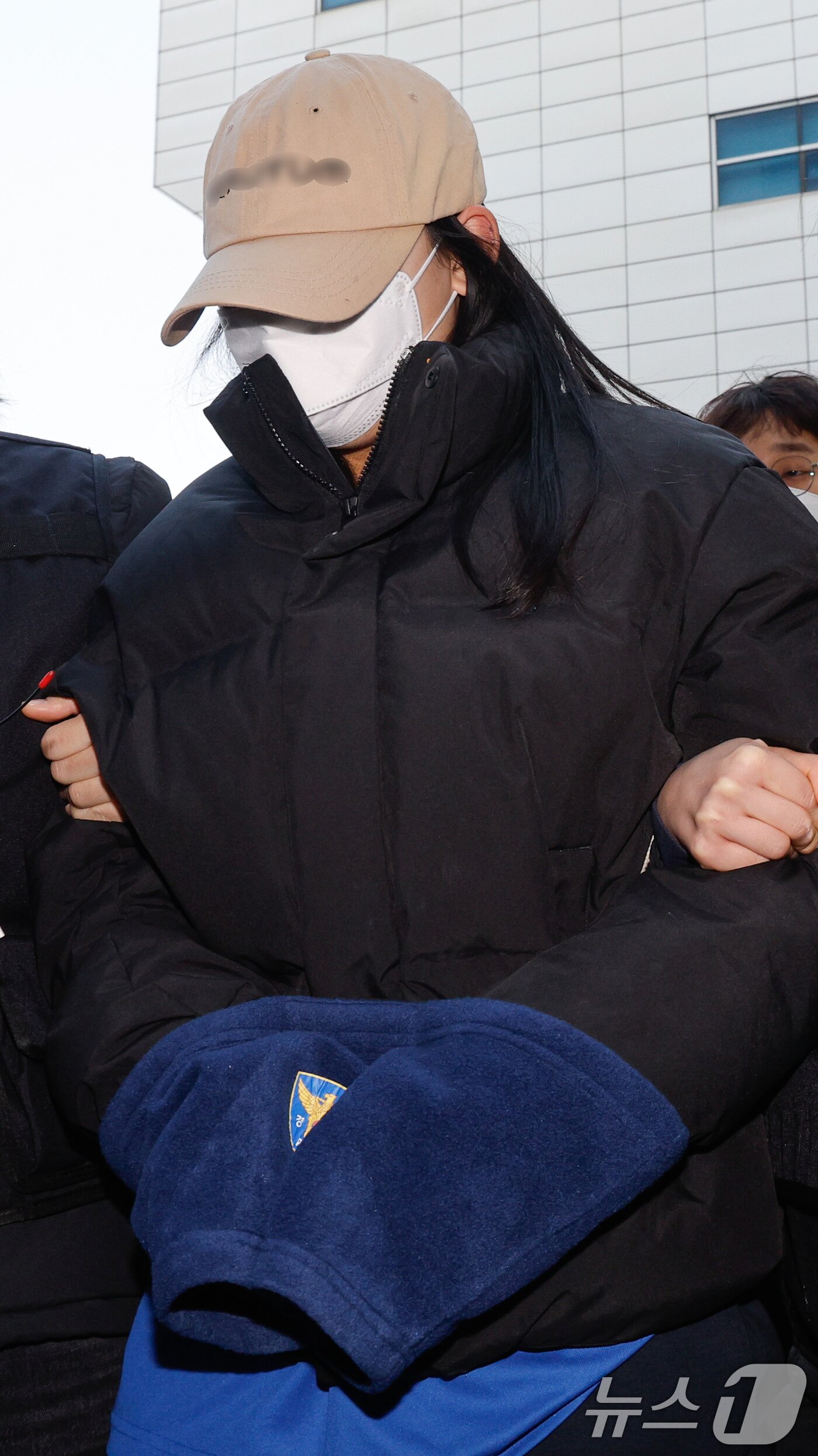 본문 이미지 -  수유동 모텔에서 약물이 든 음료를 건네 타인을 숨지게 한 혐의를 받는 20대 여성이 12일 오전 서울 도봉구 북부지방법원에서 열린 영장실질심사에 출석하고 있다. 2026.2.12 ⓒ 뉴스1 안은나 기자