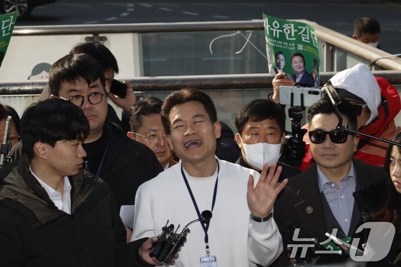 본문 이미지 - 이재명 대통령과 김현지 청와대제1부속실장에 대한 허위 사실을 유포한 혐의로 고발된 한국사 강사 출신 보수 유튜버 전한길 씨가 12일 오전 서울시 동작구 노량진역 앞에서 피의자 신분 경찰 첫 소환 조사 출석에 앞서 입장을 밝히고 있다. 2026.2.12 ⓒ 뉴스1 박정호 기자