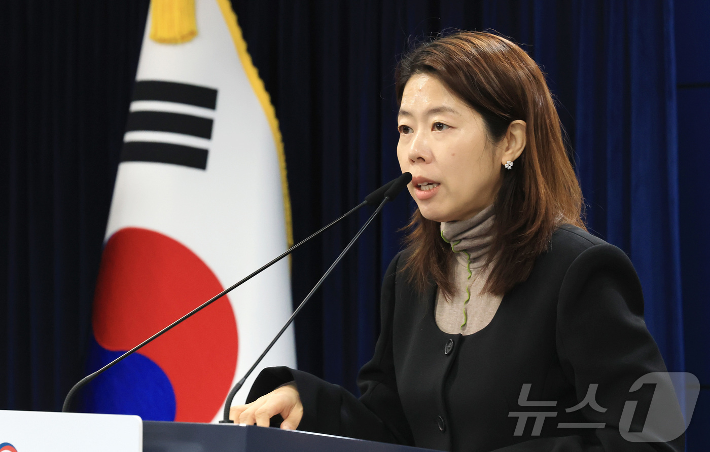 (서울=뉴스1) 임세영 기자 = 윤여진 개인정보보호위원회 조사1과장이 12일 서울 종로구 정부서울청사에서 개인정보 유출 명품브랜드사에 과징금 360억여원 부과 관련 브리핑을 하고 …