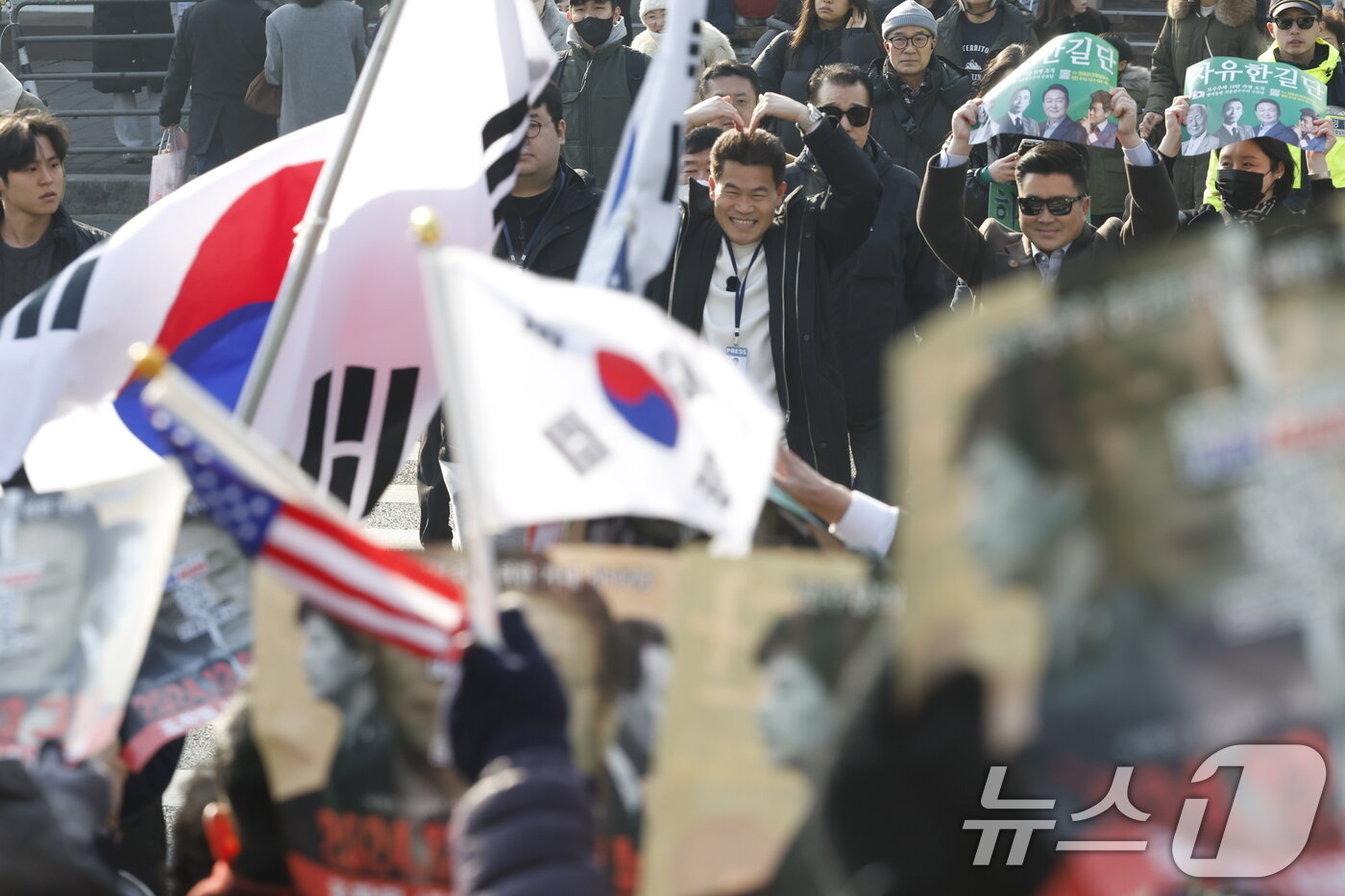 본문 이미지 - 이재명 대통령과 김현지 청와대제1부속실장에 대한 허위 사실을 유포한 혐의로 고발된 한국사 강사 출신 보수 유튜버 전한길 씨가 12일 오전 서울시 동작구 노량진역 앞에서 피의자 신분 경찰 첫 소환 조사 출석에 앞서 입장을 밝히고 있다. 2026.2.12 ⓒ 뉴스1 박정호 기자