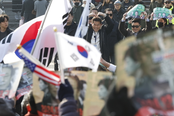 지지자들에게 인사하는 전한길