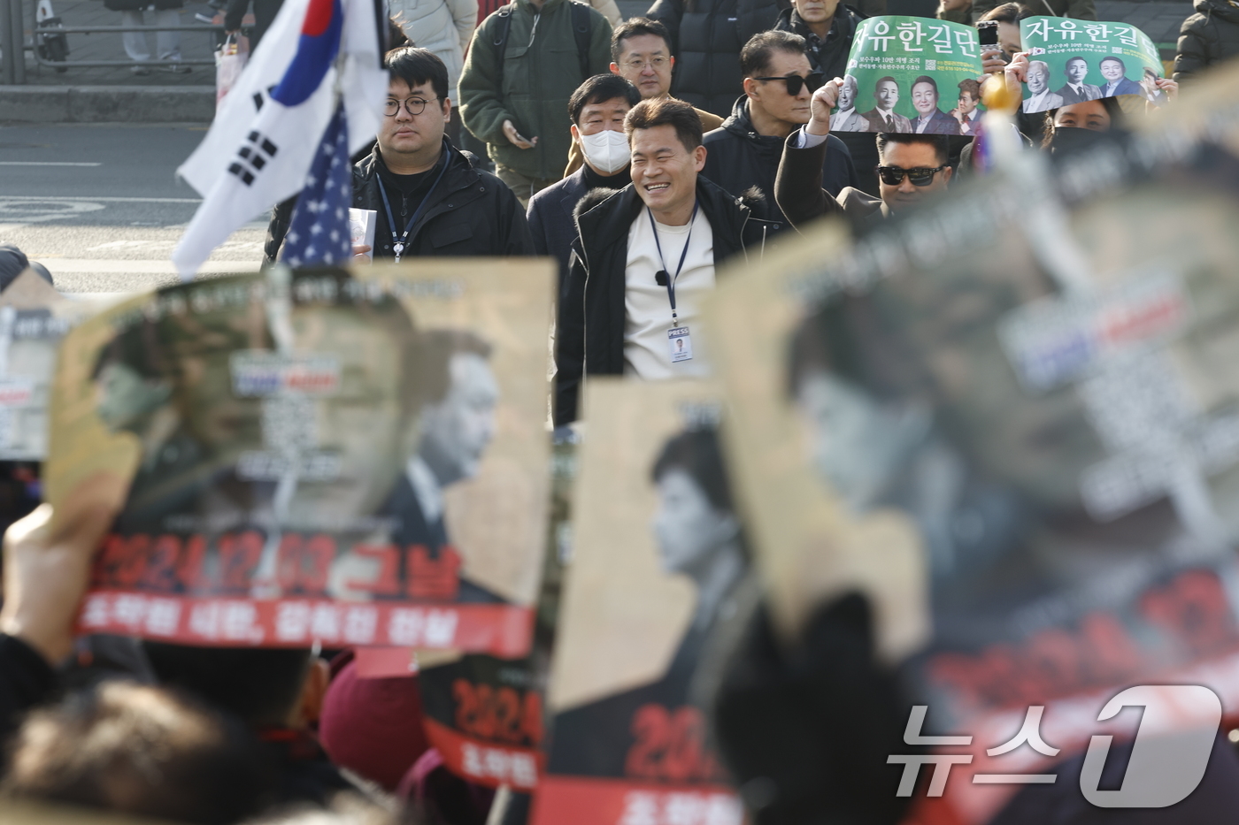 (서울=뉴스1) 박정호 기자 = 이재명 대통령과 김현지 청와대제1부속실장에 대한 허위 사실을 유포한 혐의로 고발된 한국사 강사 출신 보수 유튜버 전한길 씨가 12일 오전 서울시 동 …