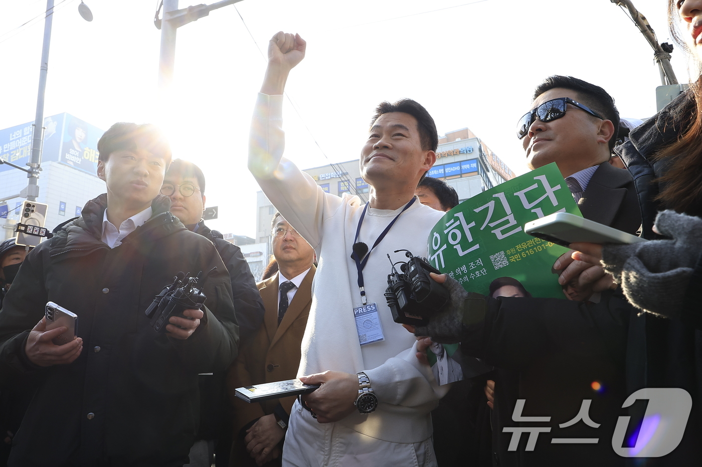 (서울=뉴스1) 박정호 기자 = 이재명 대통령과 김현지 청와대제1부속실장에 대한 허위 사실을 유포한 혐의로 고발된 한국사 강사 출신 보수 유튜버 전한길 씨가 12일 오전 서울시 동 …