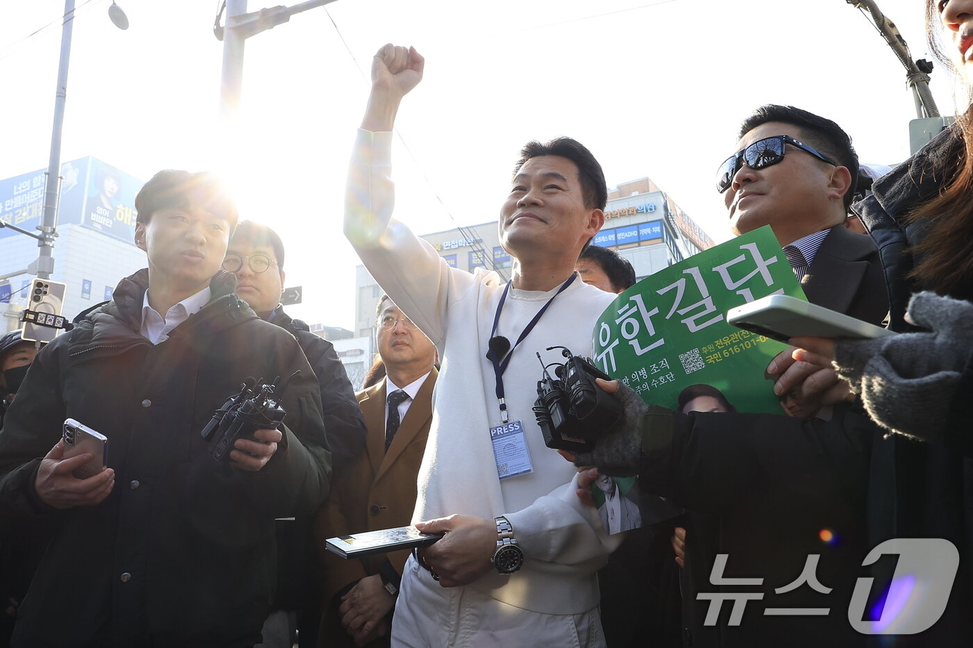 본문 이미지 - 이재명 대통령과 김현지 청와대제1부속실장에 대한 허위 사실을 유포한 혐의로 고발된 한국사 강사 출신 보수 유튜버 전한길 씨가 12일 오전 서울시 동작구 노량진역 앞에서 피의자 신분 경찰 첫 소환 조사 출석에 앞서 입장을 밝히고 있다.  2026.2.12 ⓒ 뉴스1 박정호 기자