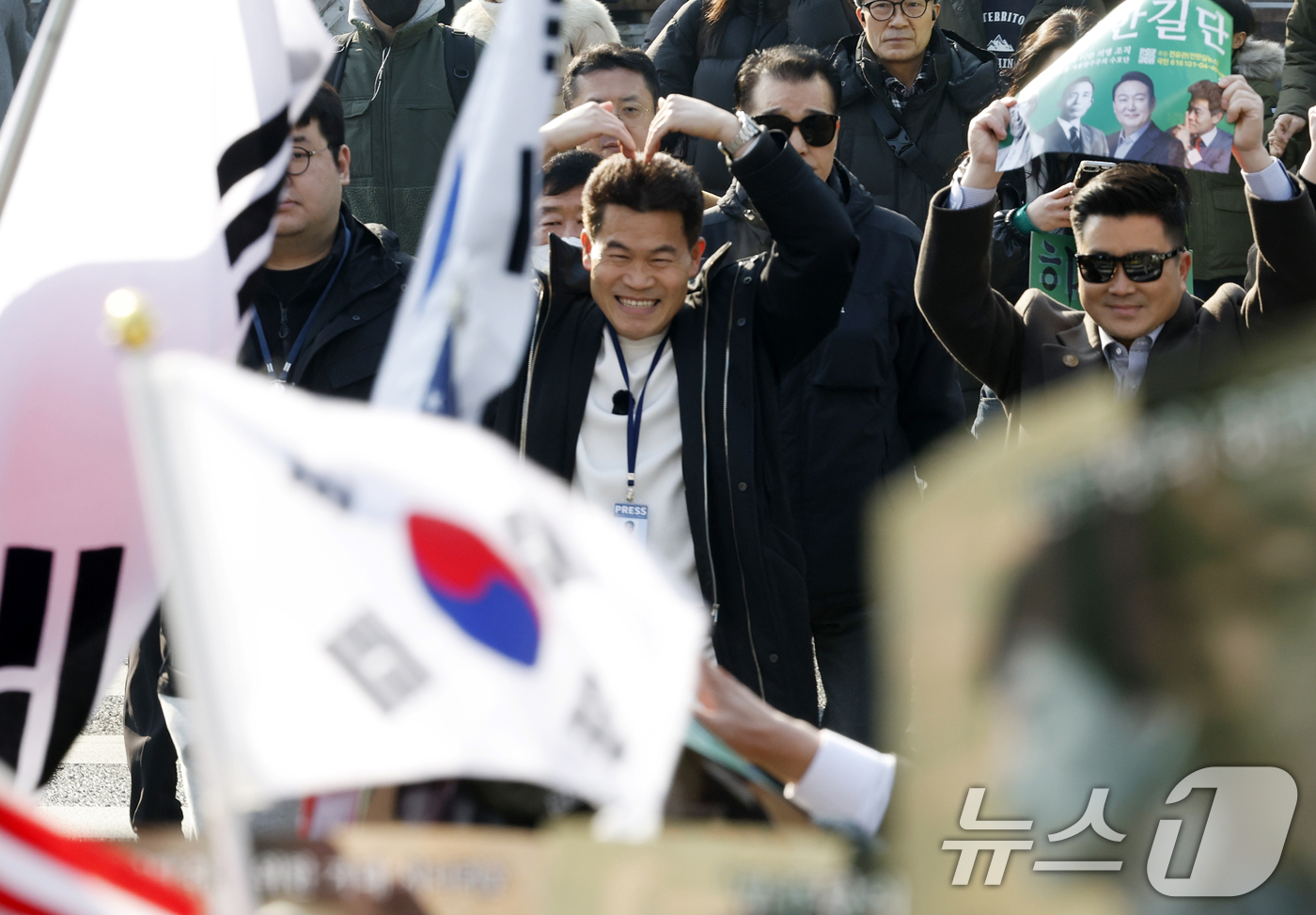 (서울=뉴스1) 박정호 기자 = 이재명 대통령과 김현지 청와대제1부속실장에 대한 허위 사실을 유포한 혐의로 고발된 한국사 강사 출신 보수 유튜버 전한길 씨가 12일 오전 서울시 동 …