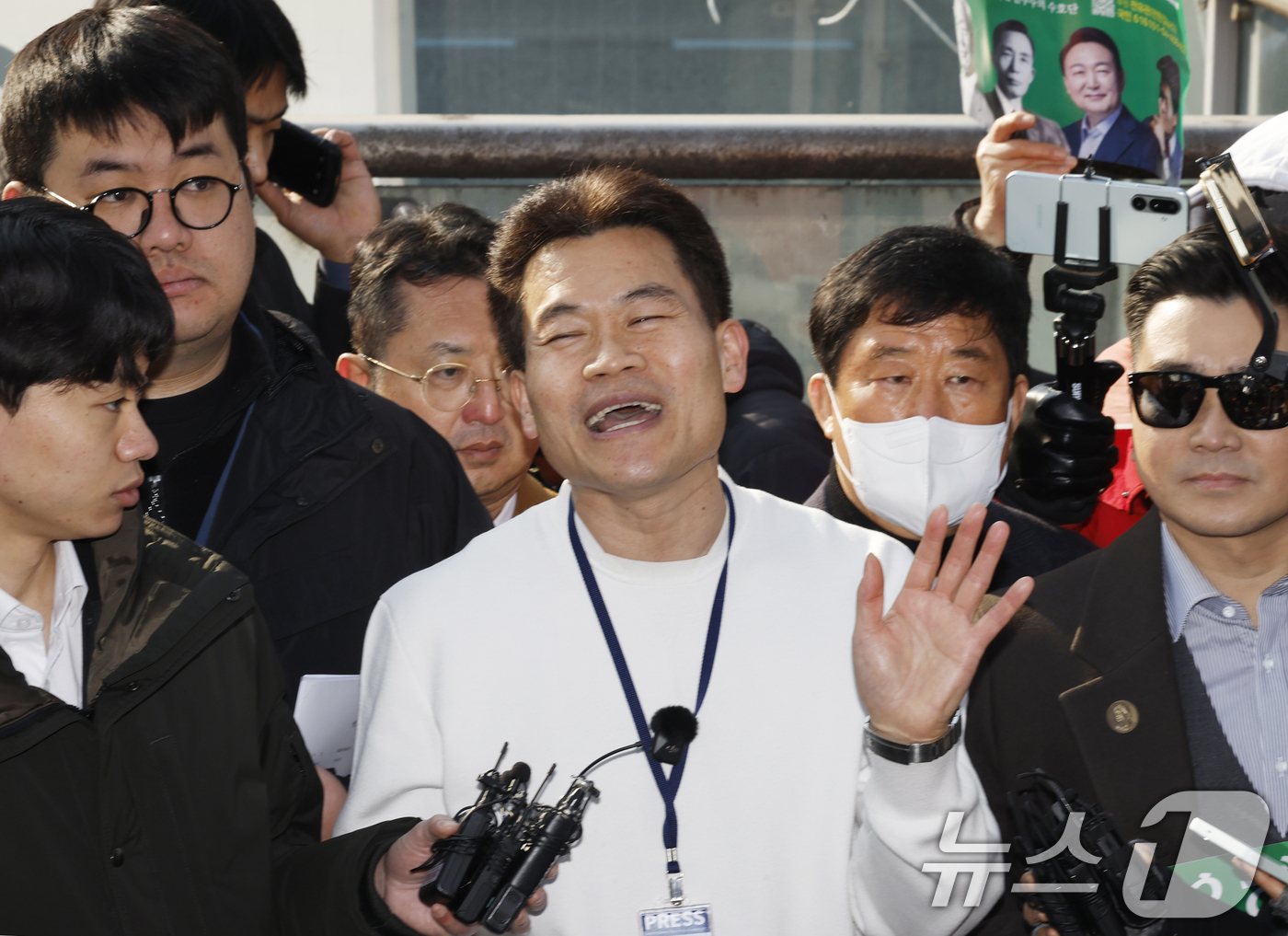 (서울=뉴스1) 박정호 기자 = 이재명 대통령과 김현지 청와대제1부속실장에 대한 허위 사실을 유포한 혐의로 고발된 한국사 강사 출신 보수 유튜버 전한길 씨가 12일 오전 서울시 동 …