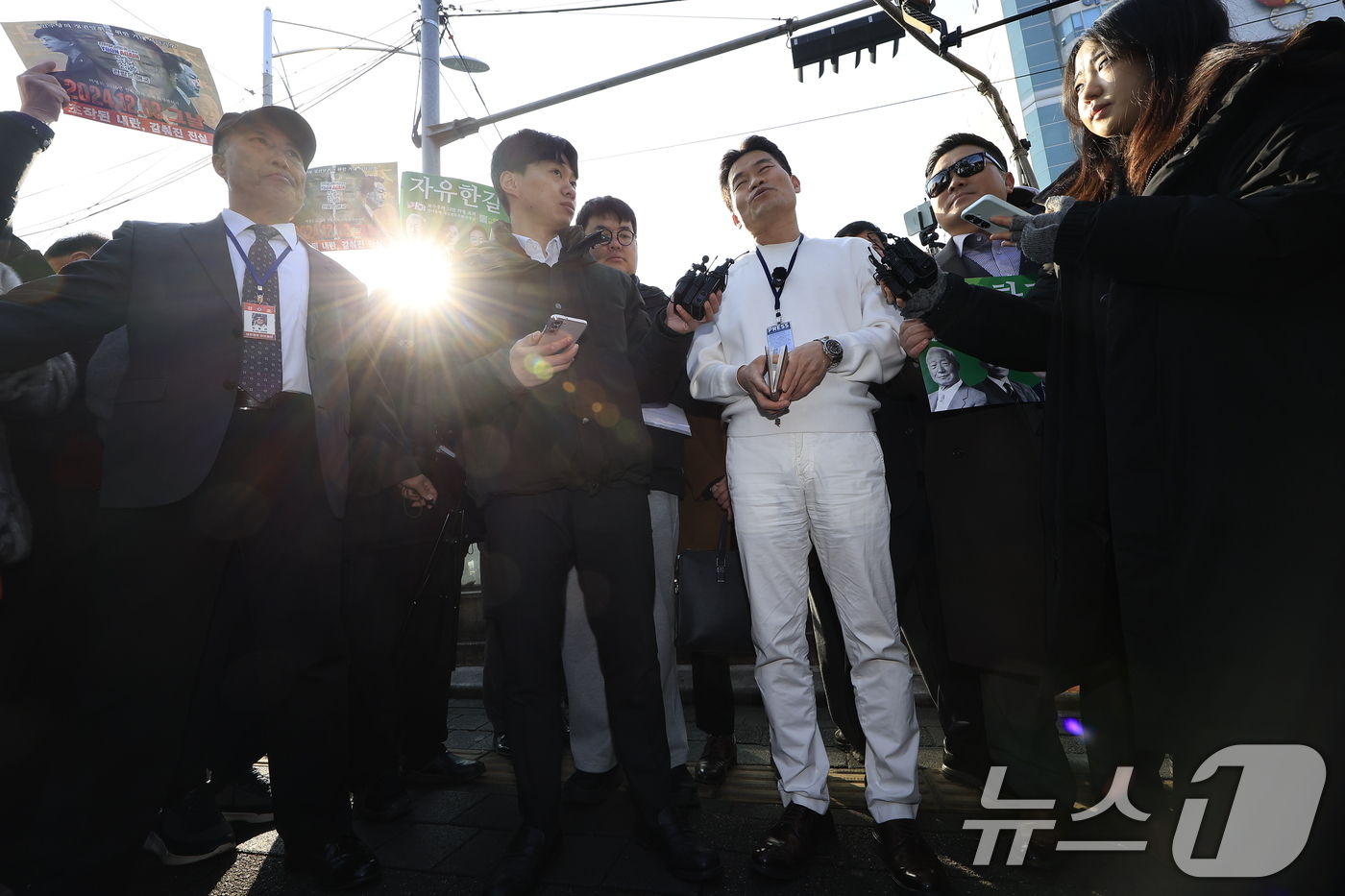 (서울=뉴스1) 박정호 기자 = 이재명 대통령과 김현지 청와대제1부속실장에 대한 허위 사실을 유포한 혐의로 고발된 한국사 강사 출신 보수 유튜버 전한길 씨가 12일 오전 서울시 동 …