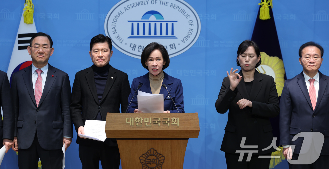 (서울=뉴스1) 신웅수 기자 = 이인선 의원을 비롯한 대구·경북에 지역구를 둔 국민의힘 의원들이 12일 서울 여의도 국회 소통관에서 국민의힘이 마련한 대구경북 통합 특별법 특례를 …