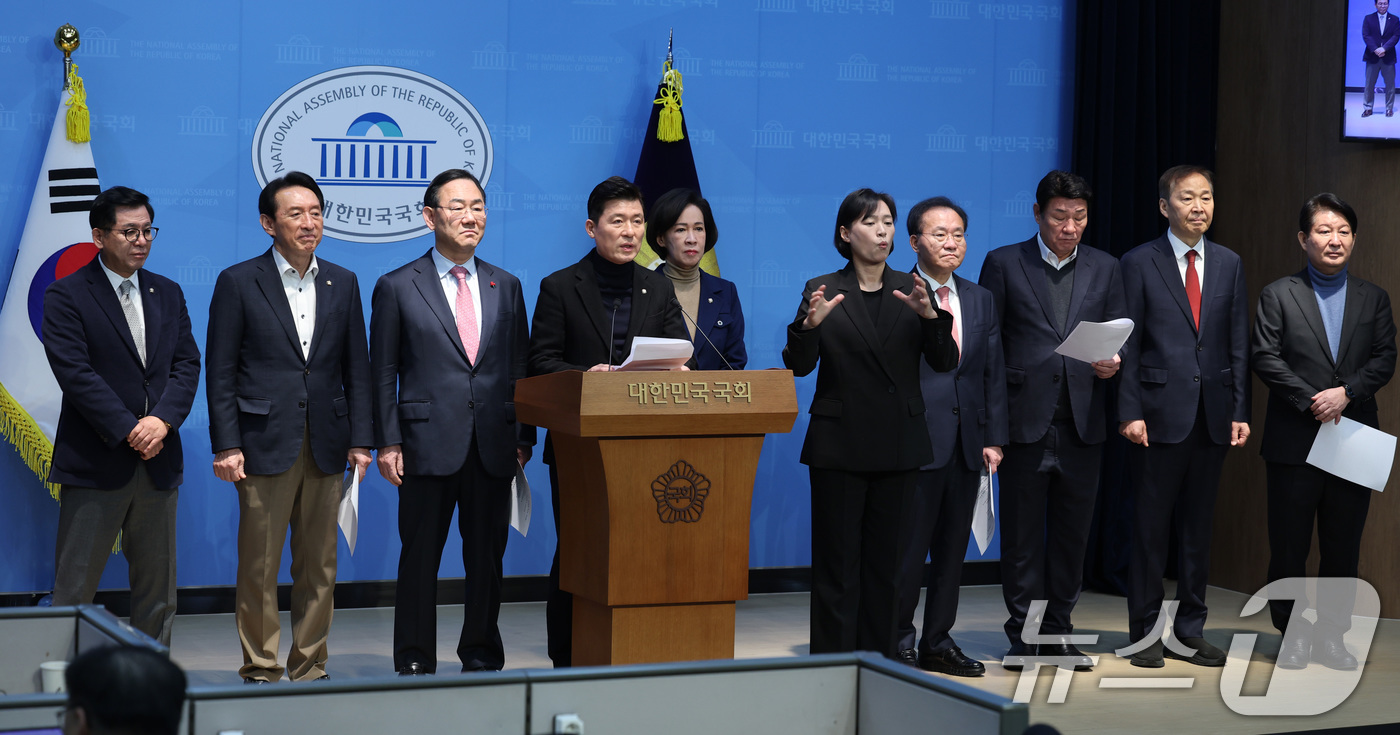 (서울=뉴스1) 신웅수 기자 = 구자근 의원을 비롯한 대구·경북에 지역구를 둔 국민의힘 의원들이 12일 서울 여의도 국회 소통관에서 국민의힘이 마련한 대구경북 통합 특별법 특례를 …