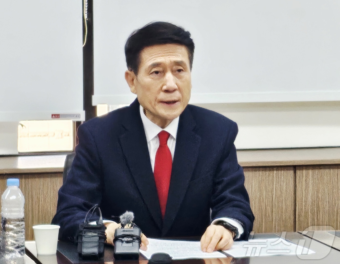 (대구=뉴스1) 남승렬 기자 = 6·3 지방선거 경북도지사 예비후보인 이강덕 전 포항시장이 12일 대구 수성구 국민의힘 경북도당에서 기자간담회를 열고 대구·경북 행정통합과 관련된 …