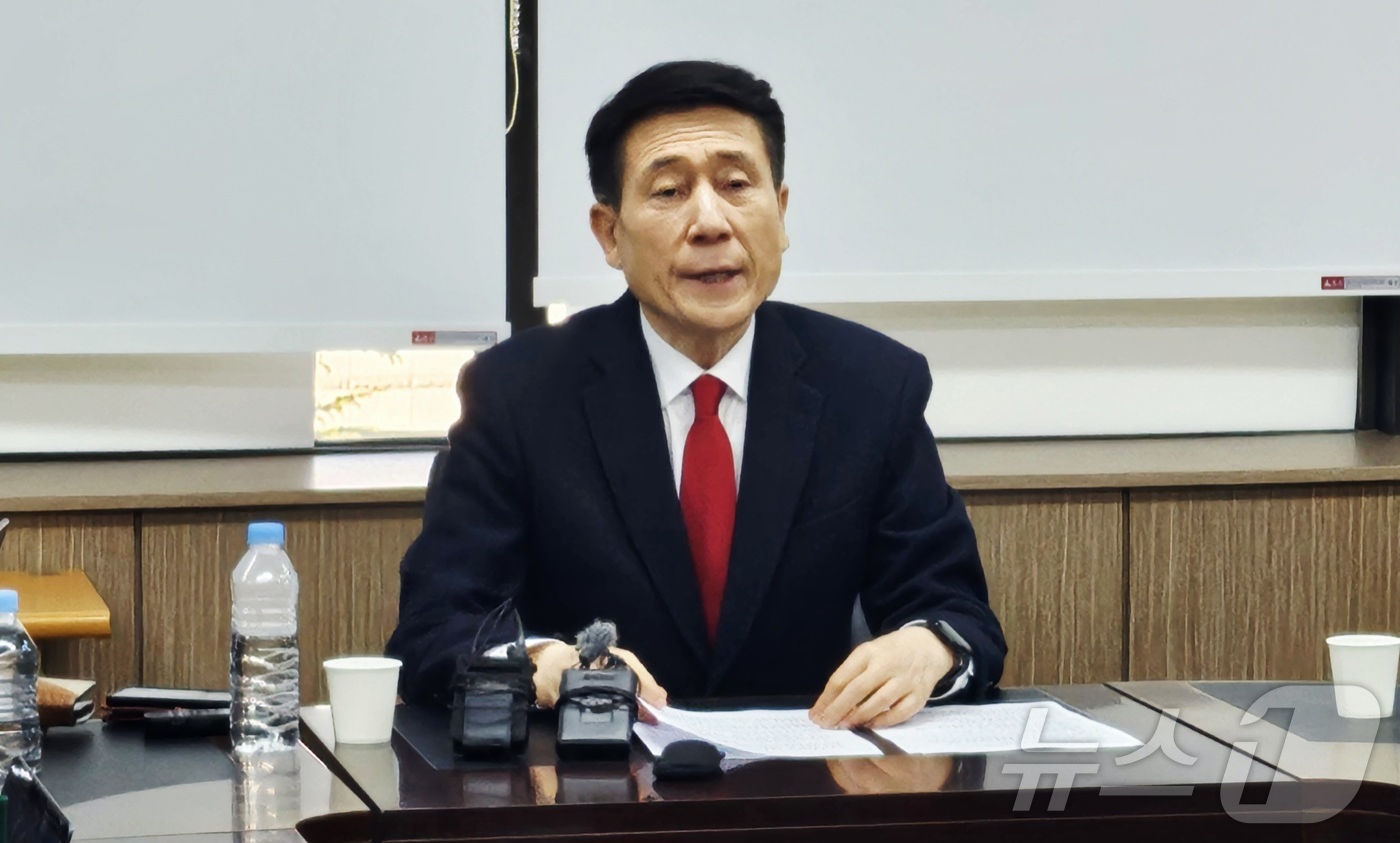 (대구=뉴스1) 남승렬 기자 = 6·3 지방선거 경북도지사 예비후보인 이강덕 전 포항시장이 12일 대구 수성구 국민의힘 경북도당에서 기자간담회를 열고 대구·경북 행정통합과 관련된 …