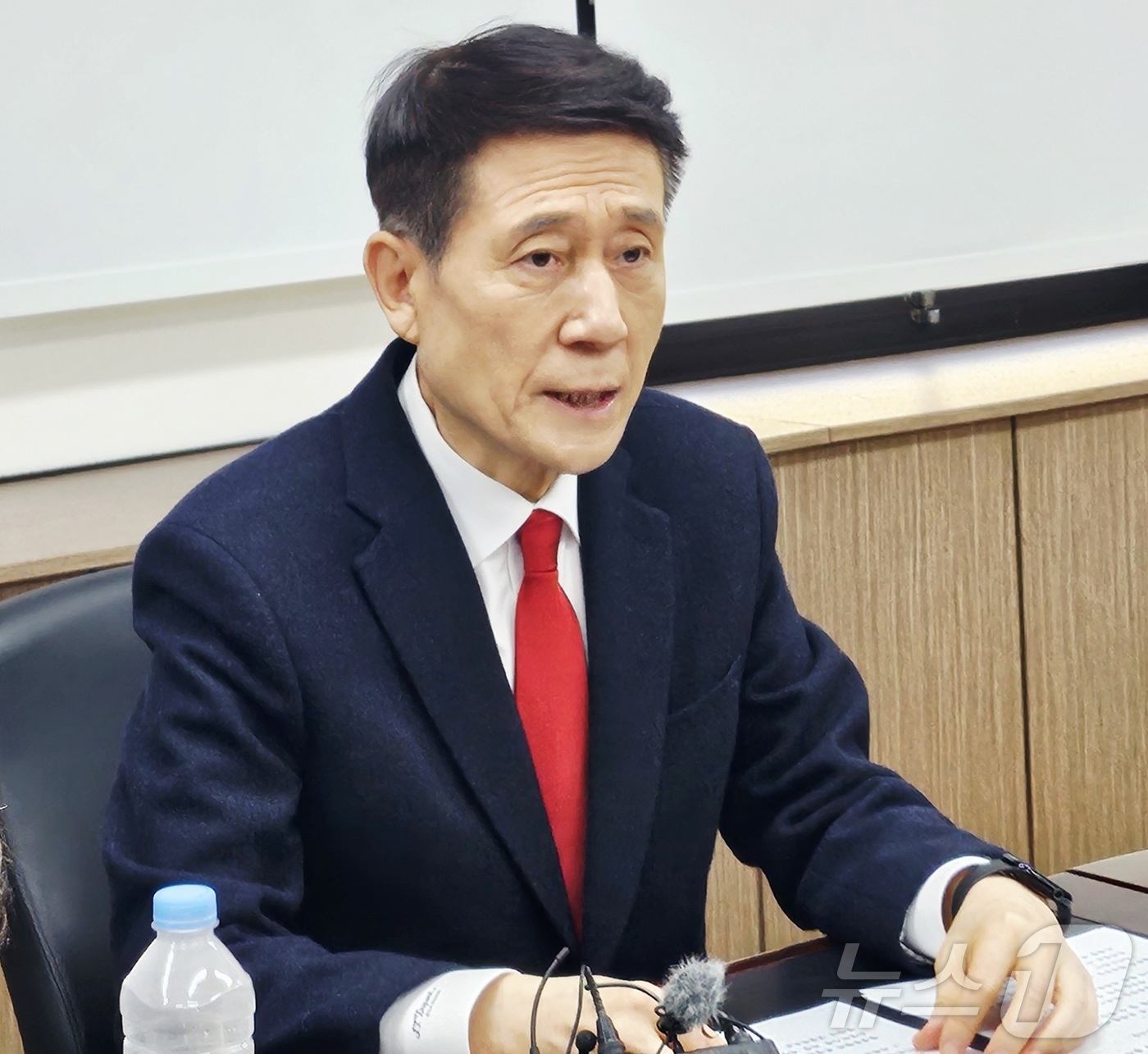 (대구=뉴스1) 남승렬 기자 = 6·3 지방선거 경북도지사 예비후보인 이강덕 전 포항시장이 12일 대구 수성구 국민의힘 경북도당에서 기자간담회를 열고 대구·경북 행정통합과 관련된 …