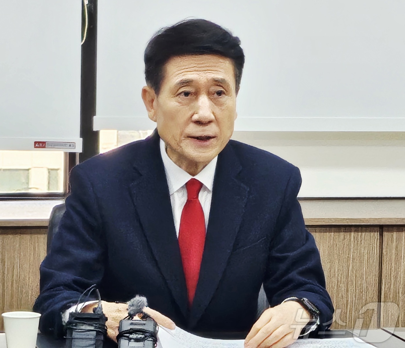 (대구=뉴스1) 남승렬 기자 = 6·3 지방선거 경북도지사 예비후보인 이강덕 전 포항시장이 12일 대구 수성구 국민의힘 경북도당에서 기자간담회를 열고 대구·경북 행정통합과 관련된 …