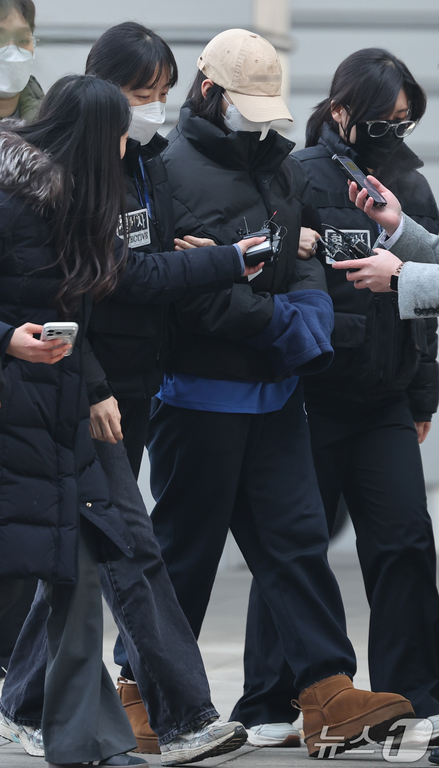 (서울=뉴스1) 안은나 기자 = 강북구 수유동 모텔에서 약물이 든 음료를 건네 타인을 숨지게 한 혐의를 받는 20대 여성이 12일 오전 서울 도봉구 북부지방법원에서 열린 영장실질심 …