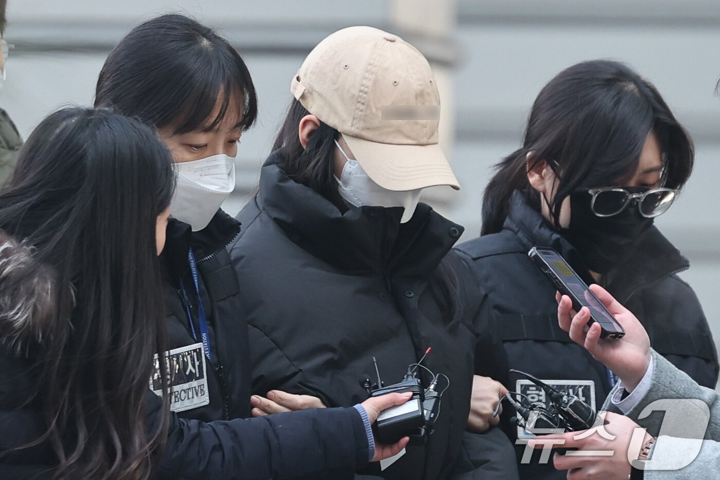 본문 이미지 - 강북구 수유동 모텔에서 약물이 든 음료를 건네 타인을 숨지게 한 혐의를 받는 20대 여성이 12일 오전 서울 도봉구 북부지방법원에서 열린 영장실질심사에 출석하고 있다. 2026.2.12 ⓒ 뉴스1 안은나 기자