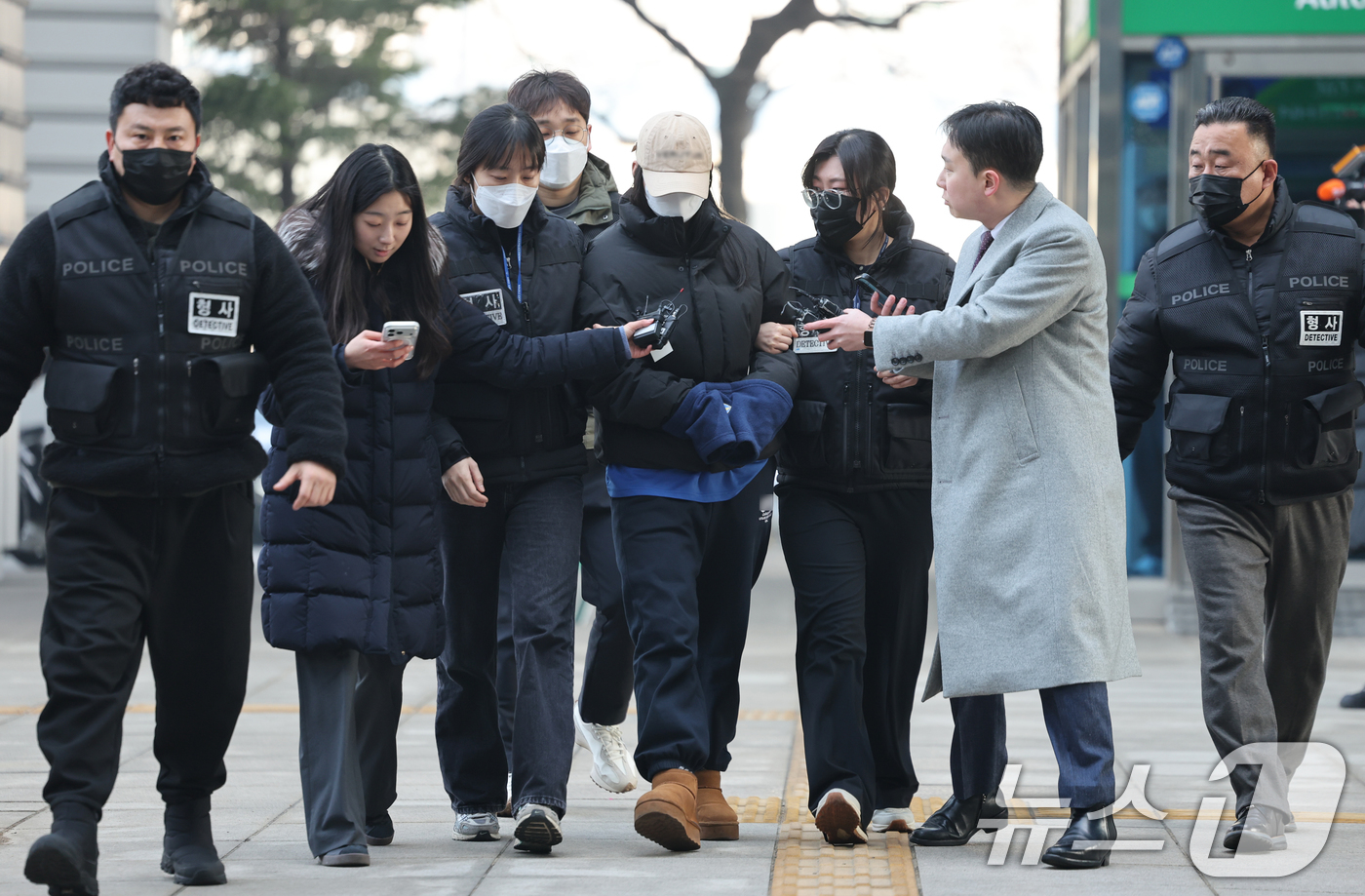 (서울=뉴스1) 안은나 기자 = 강북구 수유동 모텔에서 약물이 든 음료를 건네 타인을 숨지게 한 혐의를 받는 20대 여성이 12일 오전 서울 도봉구 북부지방법원에서 열린 영장실질심 …