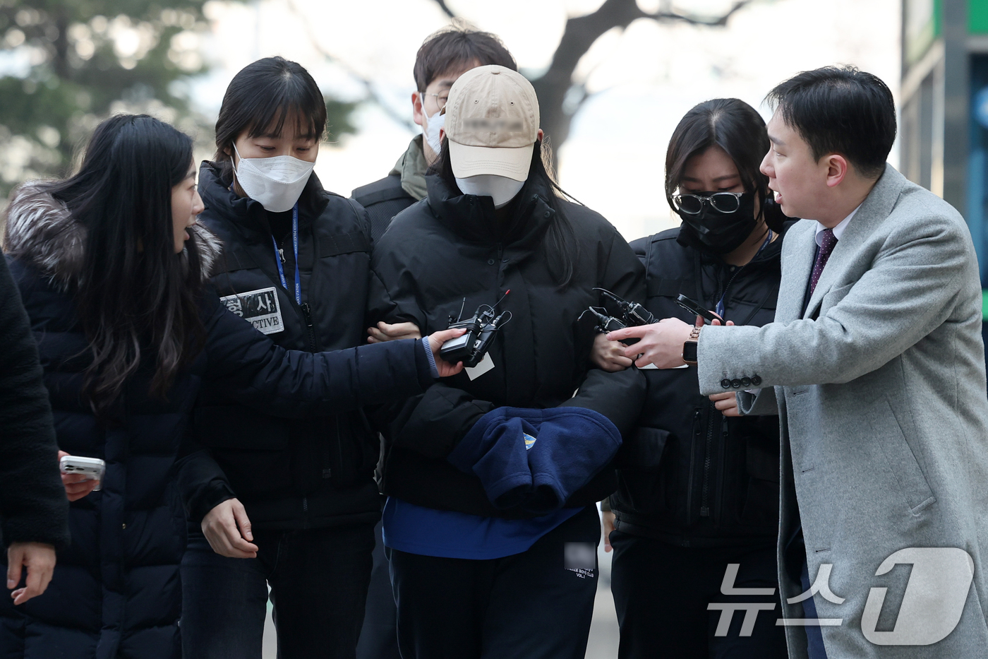 (서울=뉴스1) 안은나 기자 = 강북구 수유동 모텔에서 약물이 든 음료를 건네 타인을 숨지게 한 혐의를 받는 20대 여성이 12일 오전 서울 도봉구 북부지방법원에서 열린 영장실질심 …