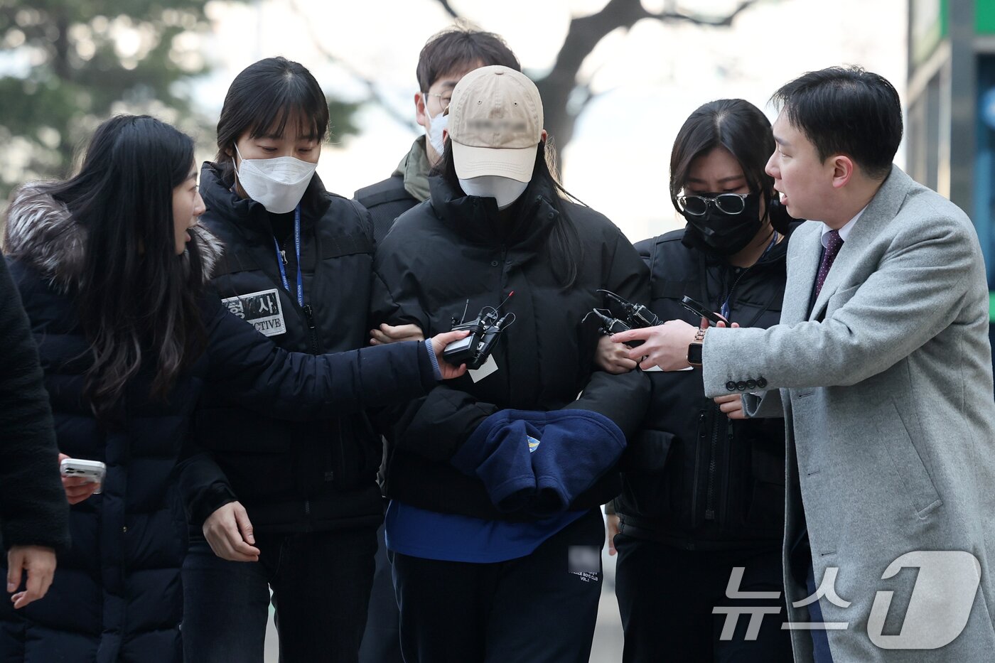 본문 이미지 - 강북구 수유동 모텔에서 약물이 든 음료를 건네 타인을 숨지게 한 혐의를 받는 20대 여성이 12일 오전 서울 도봉구 북부지방법원에서 열린 영장실질심사에 출석하고 있다. 2026.2.12 ⓒ 뉴스1 안은나 기자