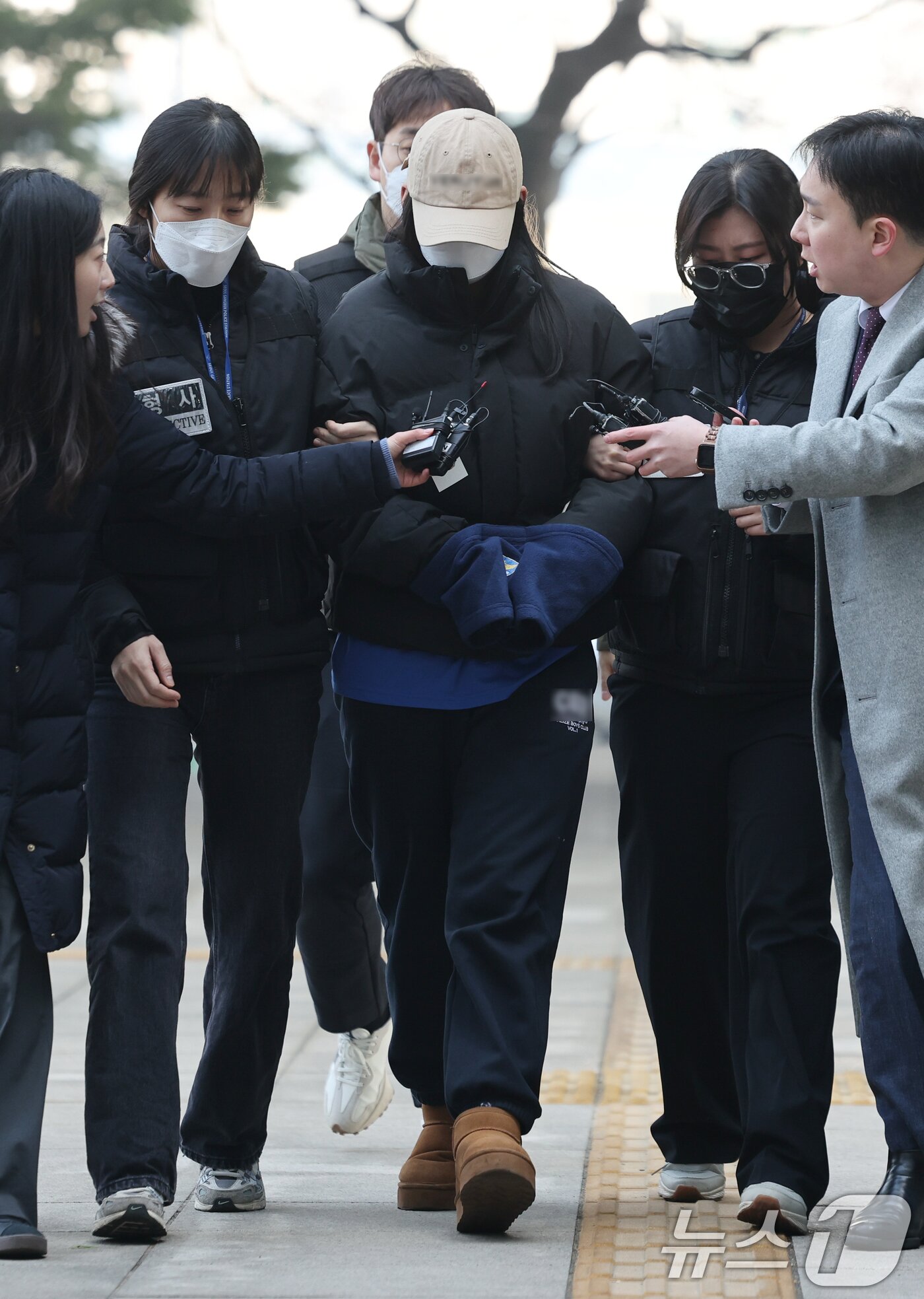 본문 이미지 - 수유동 모텔에서 약물이 든 음료를 건네 타인을 숨지게 한 혐의를 받는 20대 여성이 12일 오전 서울 도봉구 북부지방법원에서 열린 영장실질심사에 출석하고 있다. 2026.2.12 ⓒ 뉴스1 안은나 기자