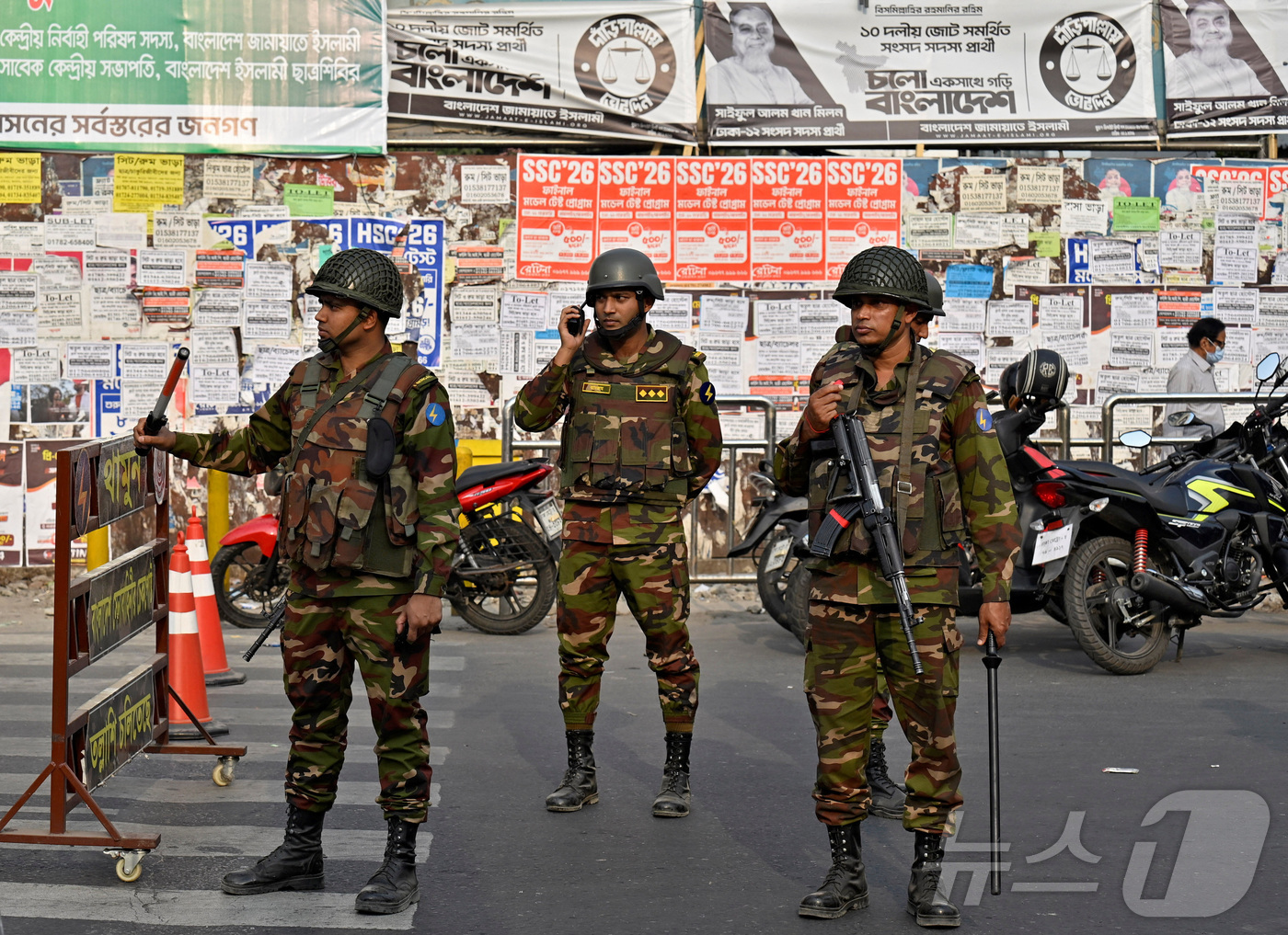 (다카 로이터=뉴스1) 김지완 기자 = 11일(현지시간) 방글라데시 다카에서 육군 병사들이 총선을 하루 앞두고 임시 검문소에서 경계를 서고 있다. 2026.02.11ⓒ 로이터=뉴스 …