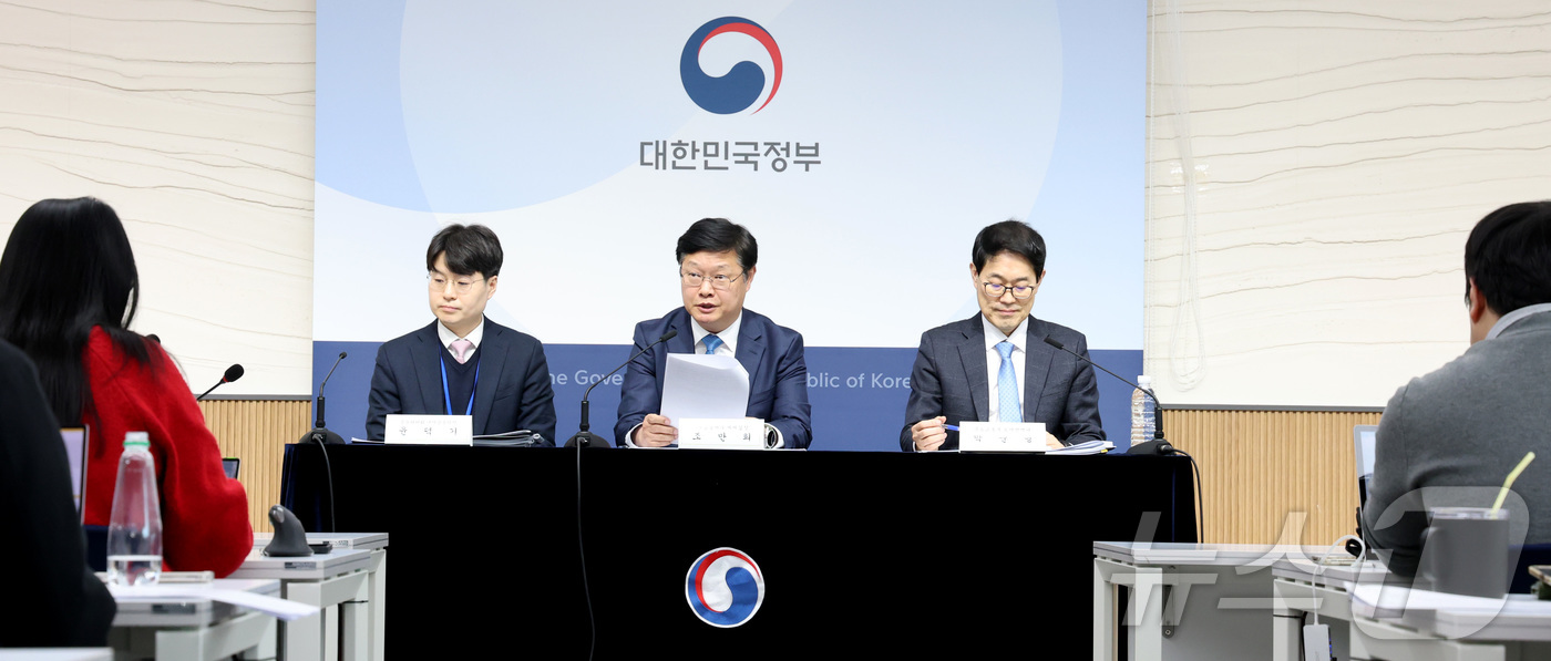 (세종=뉴스1) 김기남 기자 = 조만희 재정경제부 세재실장이 12일 세종시 정부세종청사에서 다주택자 양도소득세 중과 유예 종료 및 보완방안 관련 주요내용을 설명하고 있다. 2026 …