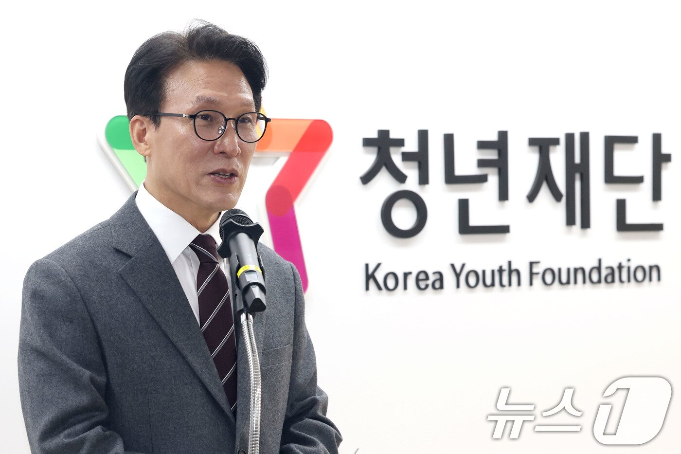 본문 이미지 - 김민석 국무총리가 12일 오전 서울 종로구 청년재단에서 열린 지역 청년 이동·정착을 위한 청년재단-은행권 업무협약에서 축사하고 있다. 2026.2.12 ⓒ 뉴스1 이광호 기자