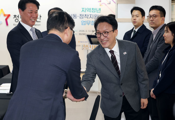 인사나누는 김민석 총리