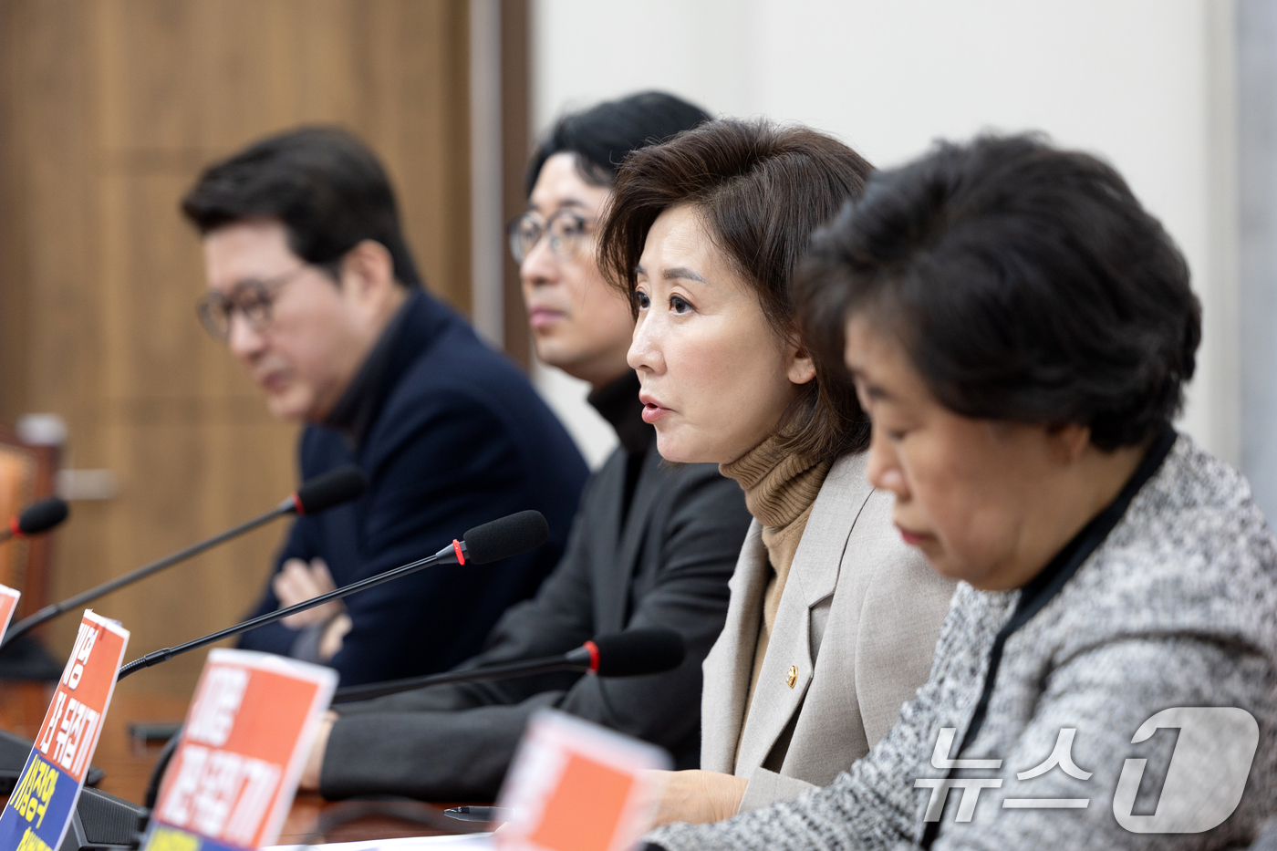 (서울=뉴스1) 이승배 기자 = 나경원 국민의힘 의원을 비롯한 법사위원들이 12일 서울 여의도 국회에서 재판소원·대법관증원 관련 규탄 기자회견을 하고 있다.국회 법제사법위원회는 전 …