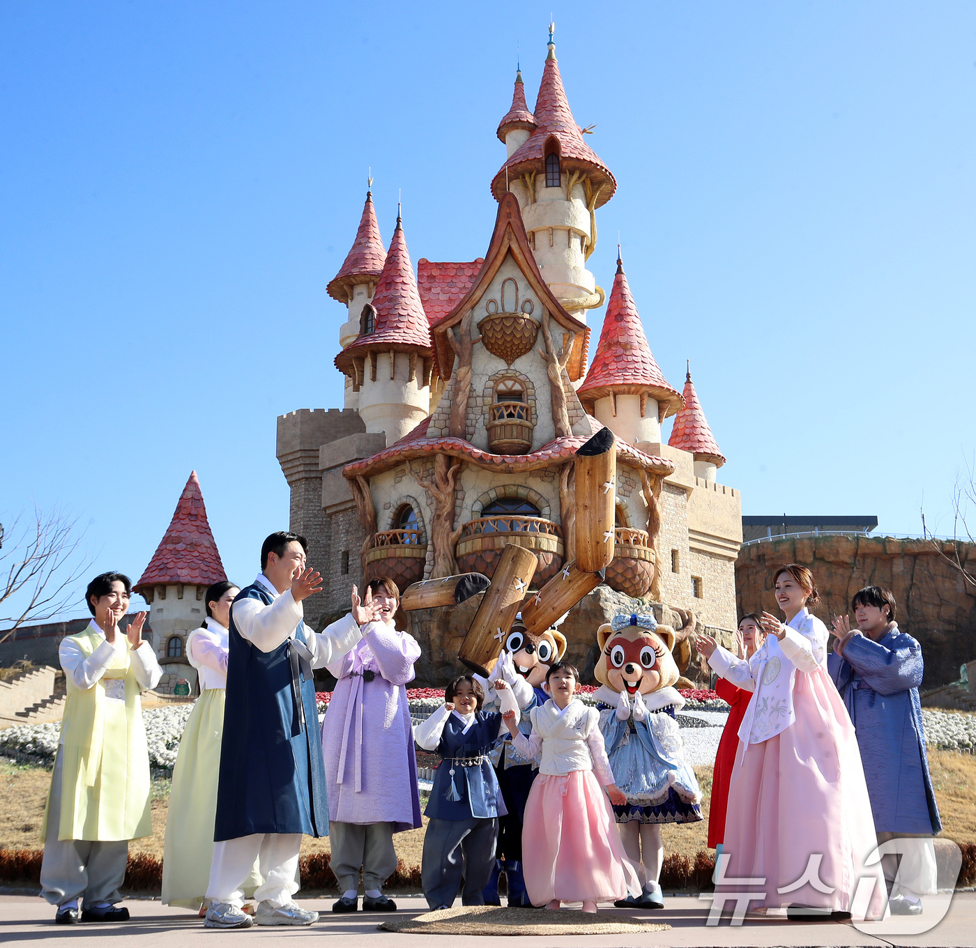 (부산=뉴스1) 윤일지 기자 = 설 연휴를 앞둔 12일 부산 기장군 롯데월드 어드벤처 부산에서 한복을 입은 모델들이 윷놀이를 즐기고 있다.롯데월드 어드벤처 부산은 설 연휴 기간인 …