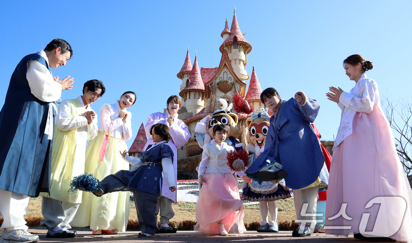 (부산=뉴스1) 윤일지 기자 = 설 연휴를 앞둔 12일 부산 기장군 롯데월드 어드벤처 부산에서 한복을 입은 모델들이 제기차기를 즐기고 있다.롯데월드 어드벤처 부산은 설 연휴 기간인 …