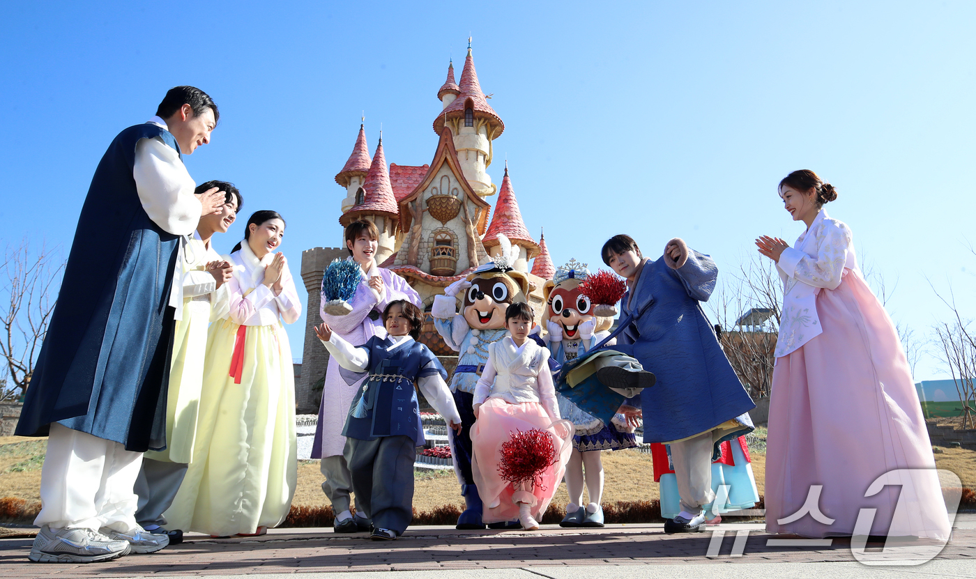 (부산=뉴스1) 윤일지 기자 = 설 연휴를 앞둔 12일 부산 기장군 롯데월드 어드벤처 부산에서 한복을 입은 모델들이 제기차기를 즐기고 있다.롯데월드 어드벤처 부산은 설 연휴 기간인 …