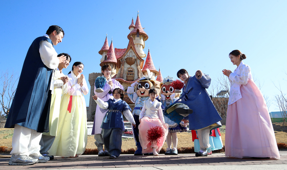 한복 입고 즐기는 제기차기