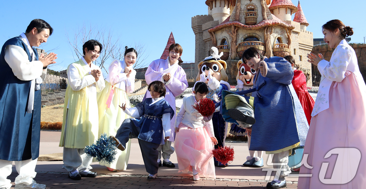 (부산=뉴스1) 윤일지 기자 = 설 연휴를 앞둔 12일 부산 기장군 롯데월드 어드벤처 부산에서 한복을 입은 모델들이 제기차기를 즐기고 있다.롯데월드 어드벤처 부산은 설 연휴 기간인 …