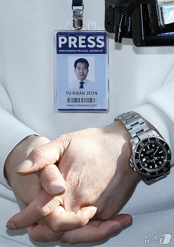 본문 이미지 - 이재명 대통령과 김현지 청와대제1부속실장에 대한 허위 사실을 유포한 혐의로 고발된 한국사 강사 출신 보수 유튜버 전한길 씨가 12일 오전 서울시 동작구 노량진로 동작경찰서로 피의자 신분 첫 소환 조사에 출석하며 입장을 밝히고 있다. 2026.2.12 ⓒ 뉴스1 박정호 기자