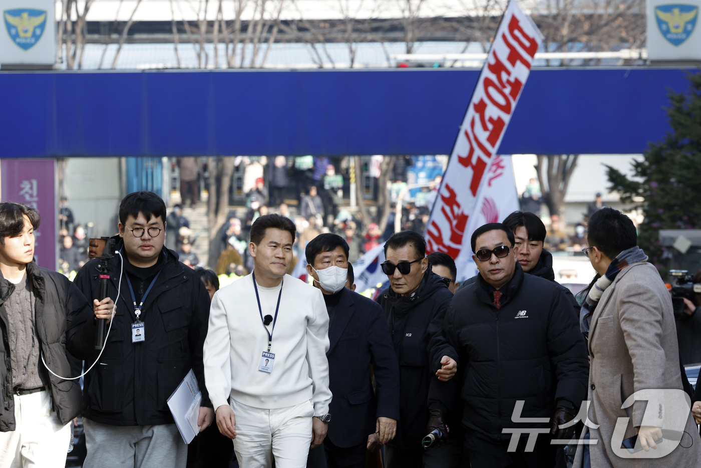 (서울=뉴스1) 박정호 기자 = 이재명 대통령과 김현지 청와대제1부속실장에 대한 허위 사실을 유포한 혐의로 고발된 한국사 강사 출신 보수 유튜버 전한길 씨가 12일 오전 서울시 동 …