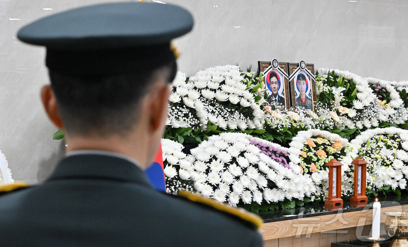 (성남=뉴스1) 사진공동취재단 = 김규하 육군참모총장이 12일 오전 경기 성남시 분당구 국군수도병원 장례식장에서 코브라 헬기 추락으로 순직한 故 장희성·정상근 준위 영결식에서 조사 …