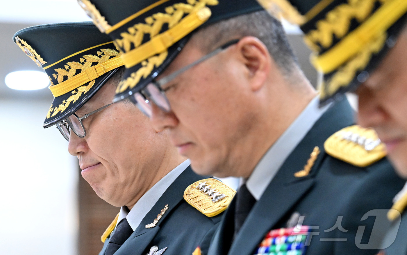 (성남=뉴스1) 사진공동취재단 = 김규하 육군참모총장이 12일 오전 경기 성남시 분당구 국군수도병원 장례식장에서 코브라 헬기 추락으로 순직한 故 장희성·정상근 준위 영결식에서 묵념 …