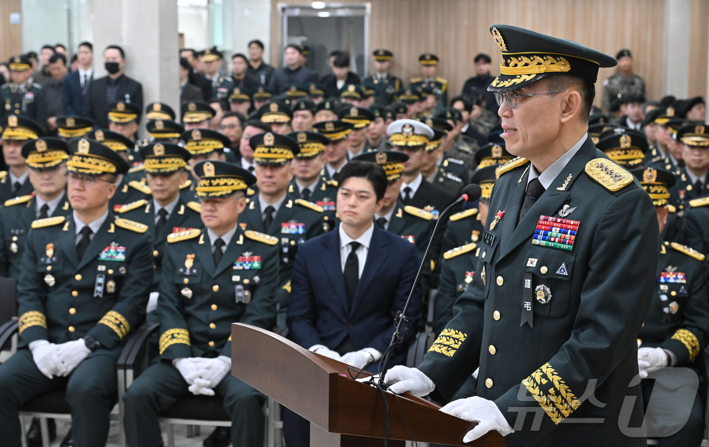 (성남=뉴스1) 사진공동취재단 = 김규하 육군참모총장이 12일 오전 경기도 성남시 국군수도병원 영결식장에서 열린 육군 항공기 사고 순직자에 대한 영결식에서 조사를 하고 있다.  2 …