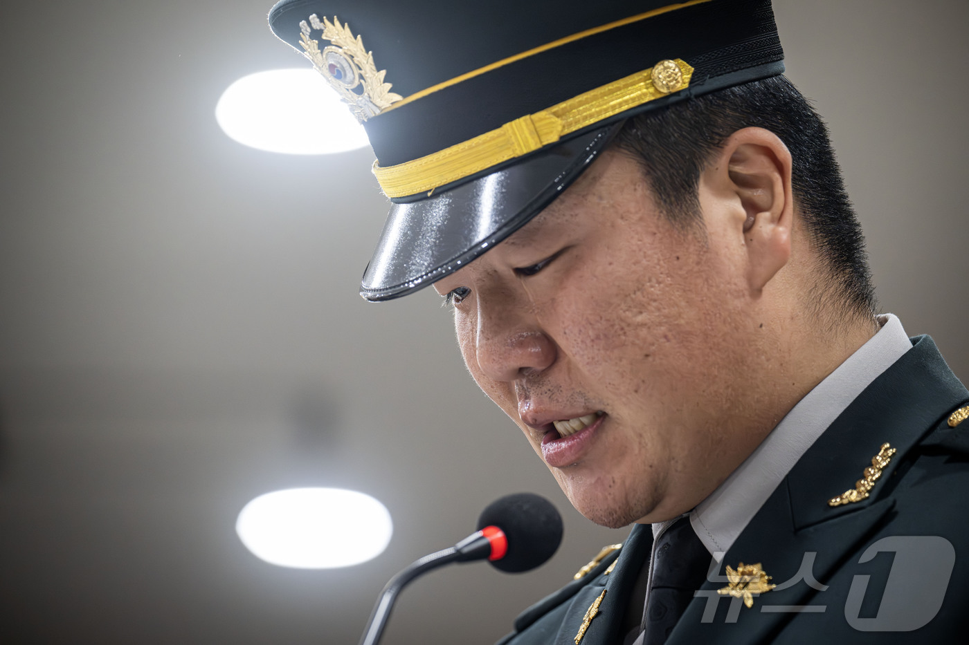 (성남=뉴스1) 사진공동취재단 = 12일 오전 경기 성남시 분당구 국군수도병원 장례식장에서 코브라 헬기 추락으로 순직한 故 장희성·정상근 준위 영결식에서 희생자들의 부대 동료가 추 …