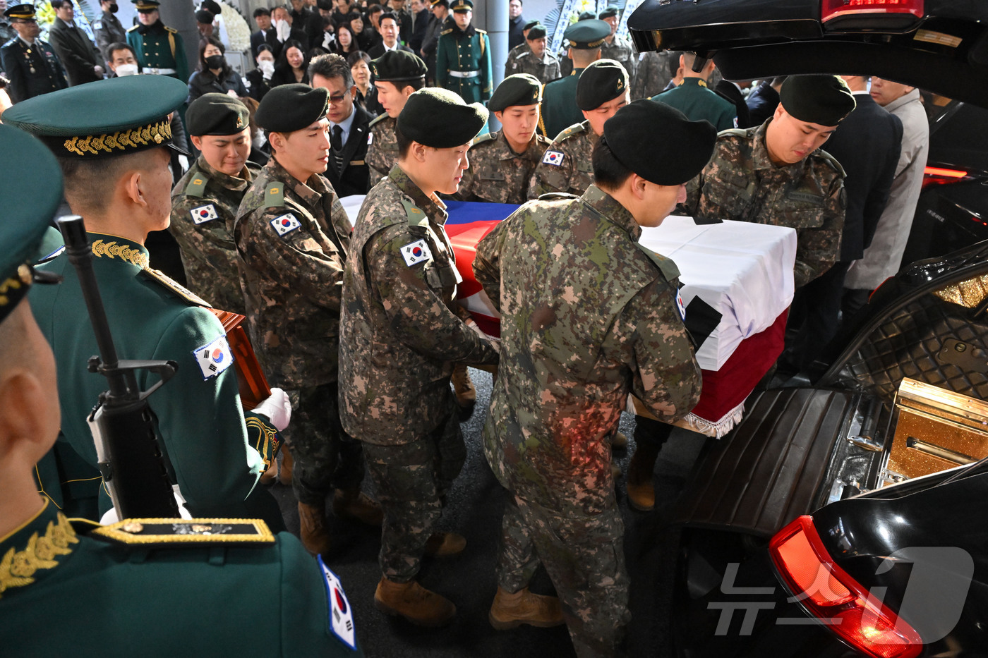 (성남=뉴스1) 사진공동취재단 = 12일 오전 경기 성남시 분당구 국군수도병원 장례식장에서 코브라 헬기 추락으로 순직한 故 장희성·정상근 준위 영결식에서 장희성 준위의 관이 운구되 …