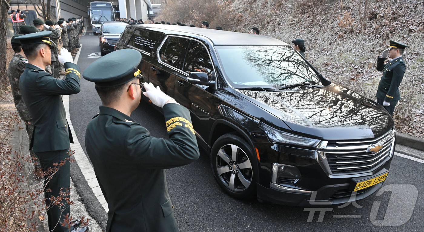 (성남=뉴스1) 사진공동취재단 = 12일 오전 경기도 성남시 국군수도병원 영결식장에서 육군 항공기 사고 순직자에 대한 영결식이 열린 가운데 정상근 준위와 장희성 준위의 운구차량이 …