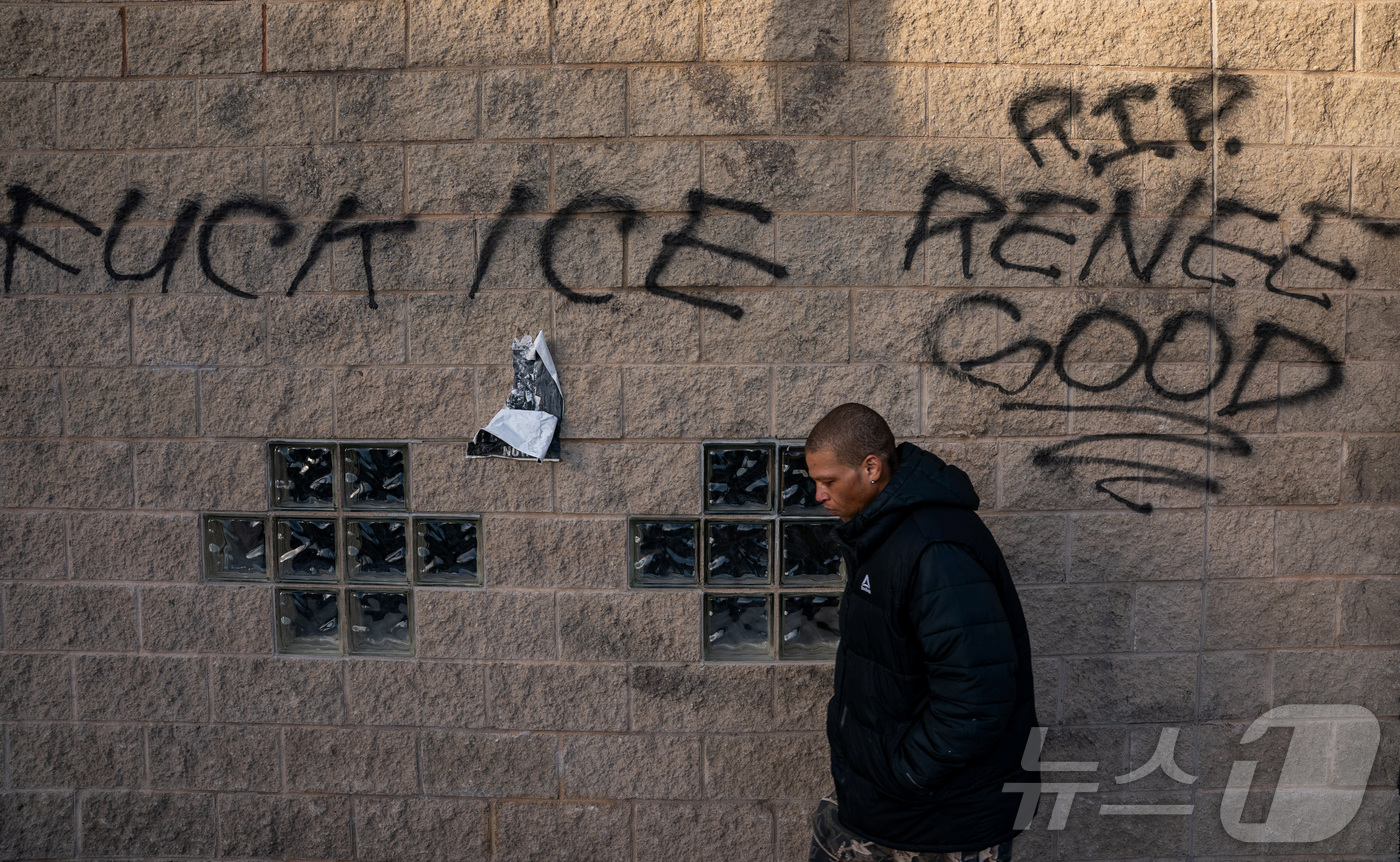 (미니애폴리스 로이터=뉴스1) 윤다정 기자 = 3일(현지시간) 미국 미네소타주 미니애폴리스에 이민세관단속국(ICE) 요원에게 살해된 르네 니콜 굿을 기리는 낙서가 적혀 있다. 20 …